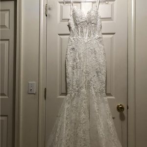 White  mermaid style gown size 1 never worn paid $508 price negotiable only